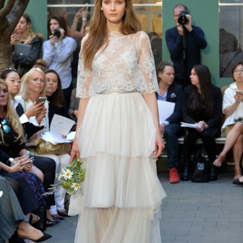 عرض ازياء مجموعة "MONIQUE LHUILLIER" لفساتين الزفاف ربيع وصيف 2017