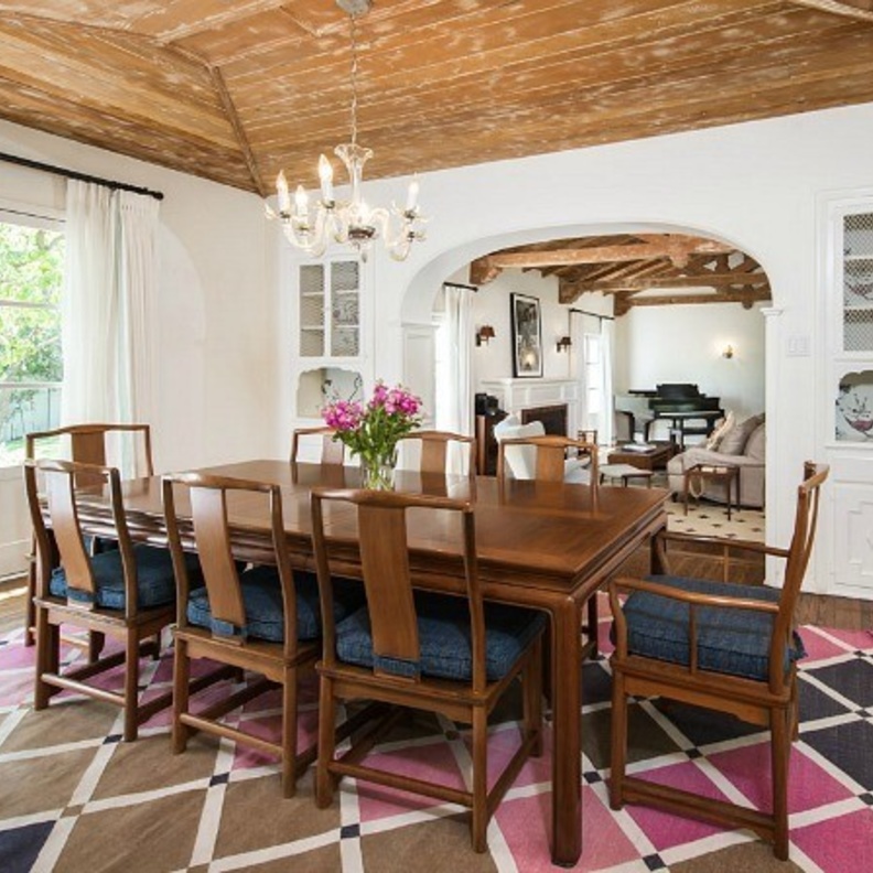 زوي ديشانيل تعرض منزلها للبيع