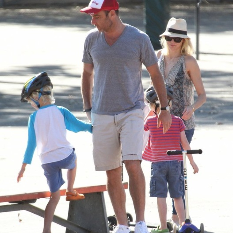 بالصور: ناعومي واتس وعائلتها يتسوقون من Farmers