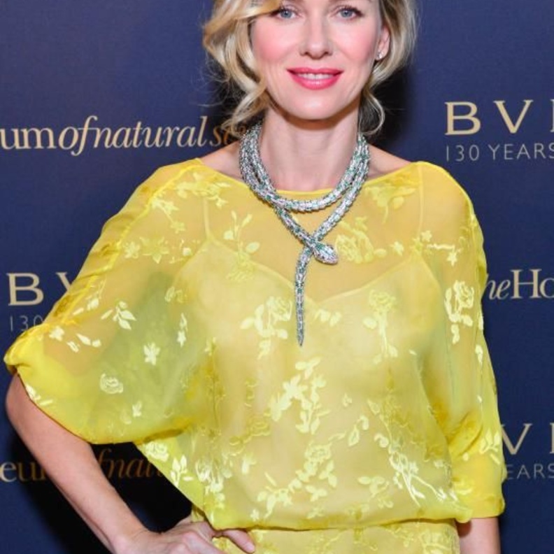 ناعومي واتس ترتدي عقد الماس بولغري من مجموعة سيربنتي Serpenti 