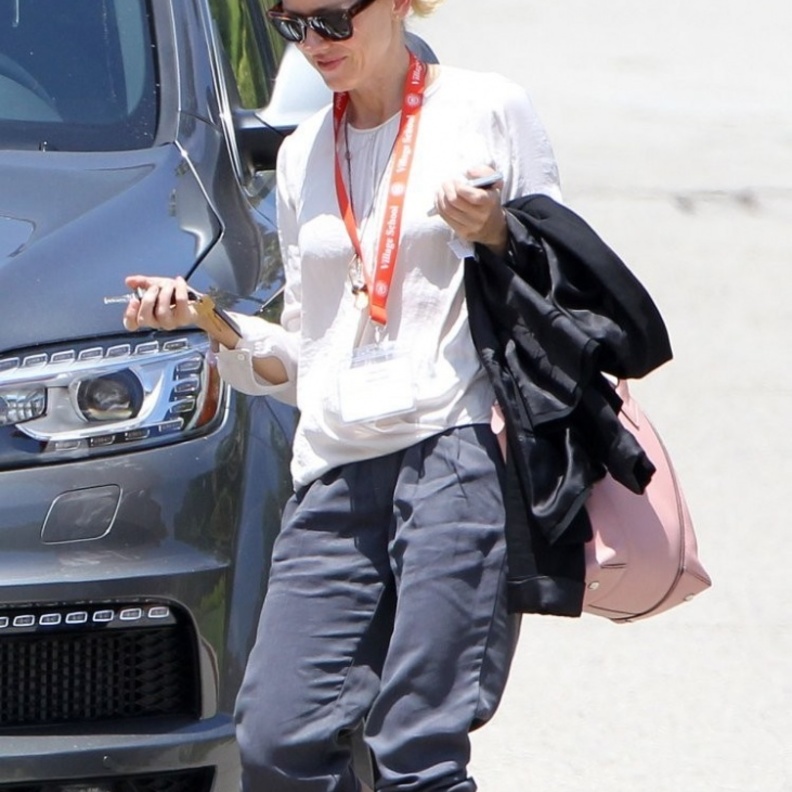 بالصور: ناعومي واتس تتجول مع إبنها