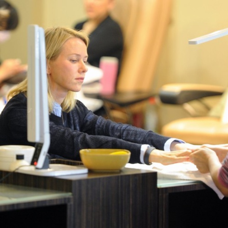 بالصور: ناعومي واتس تزور صالون التجميل