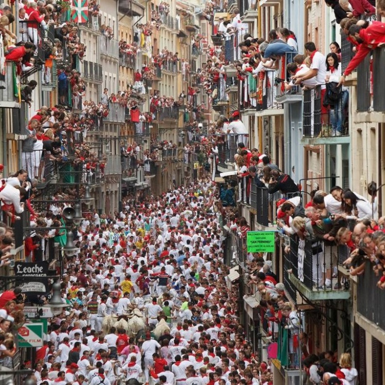 بالصور: مهرجان تحدى الثيران فى شوارع بامبلونا الاسبانية