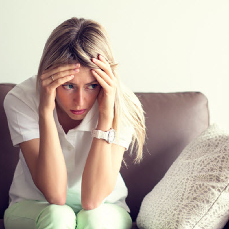 تعاني المراة من اضطراب الحالة النفسية قبل واثناء الدورة الشهرية