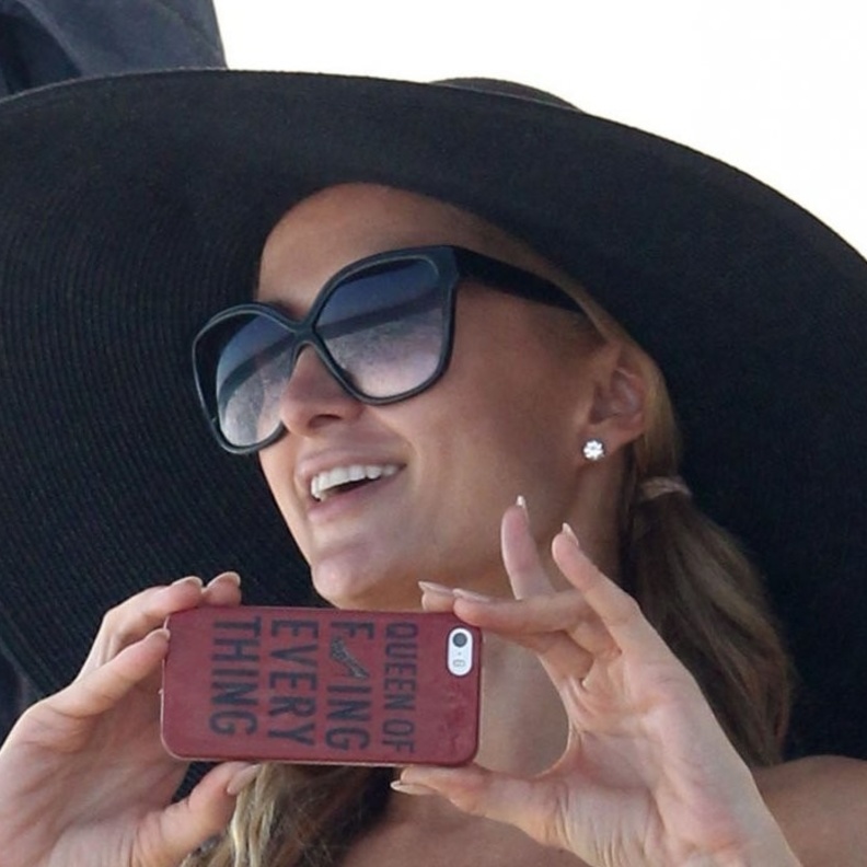 بالصور: باريس ونيكي هيلتون تستمتعان بحفل شاطئي