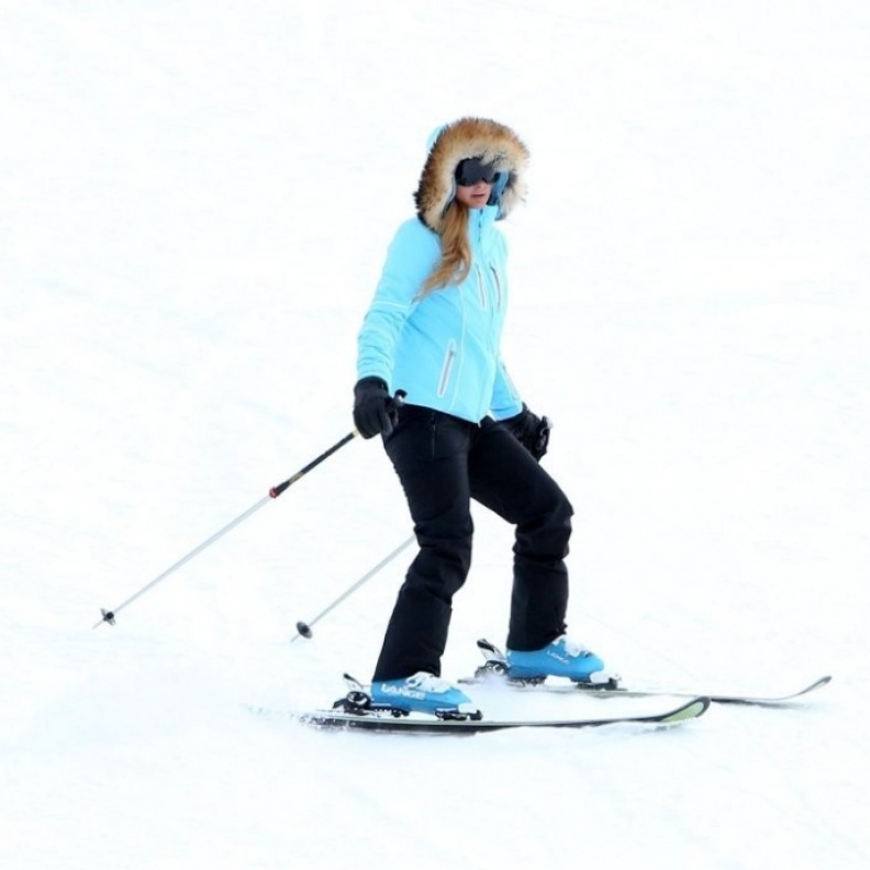 باريس هيلتون تقضي عطلتها بين الثلوج في أسبن