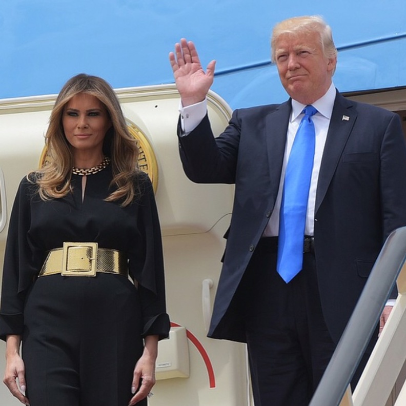 إطلالة محتشمة وأنيقـة لـ ميلانيا ترمب خلال زيارة الرئيس الأمريكي للسعودية 