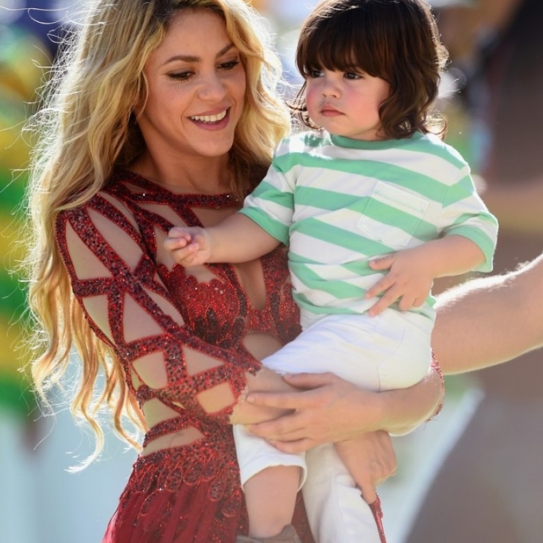  شاكيرا وإبنها يلهبان نهائيات كأس العالم في البرازيل