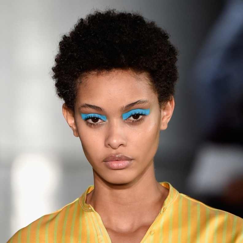 Ports 1961رسم العيون بالظلال الزرقاء من 