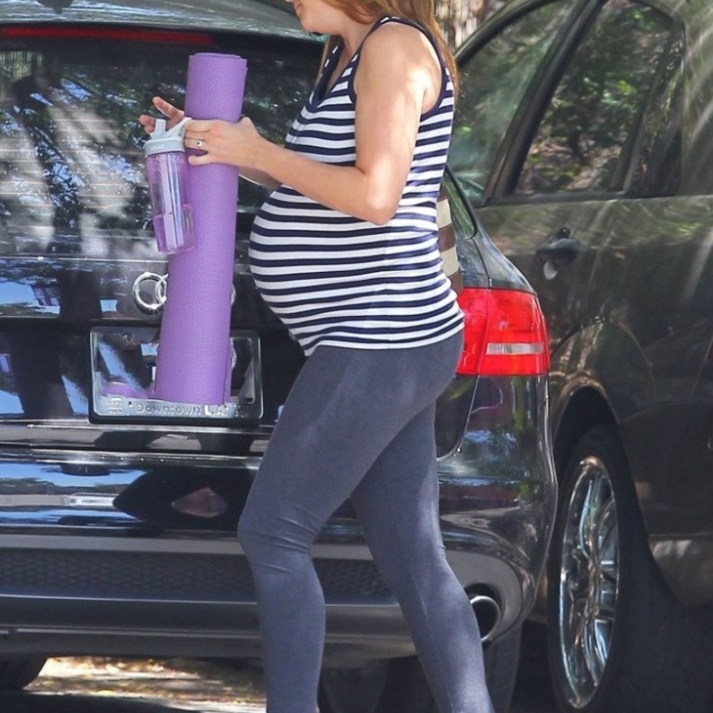 بالصور: جينا فيشر تتجه لممارسة اليوغا 