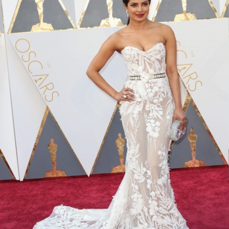 Priyanka Chopra في فستان أبيض من زهير مراد