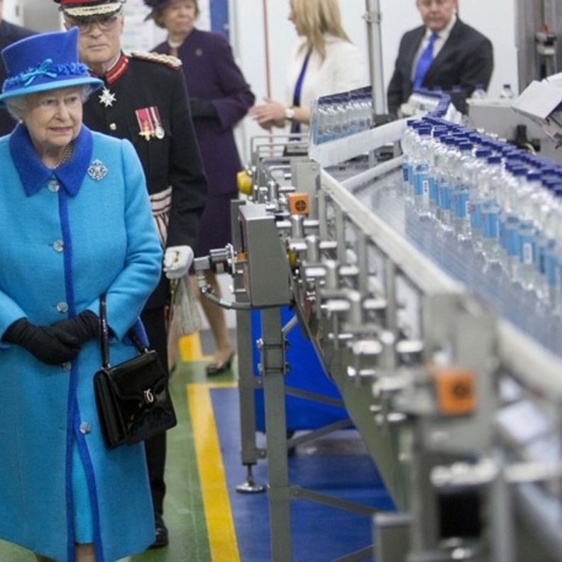بالصور: الملكة إليزابيث تزور شركة Princes Gate Spring Water