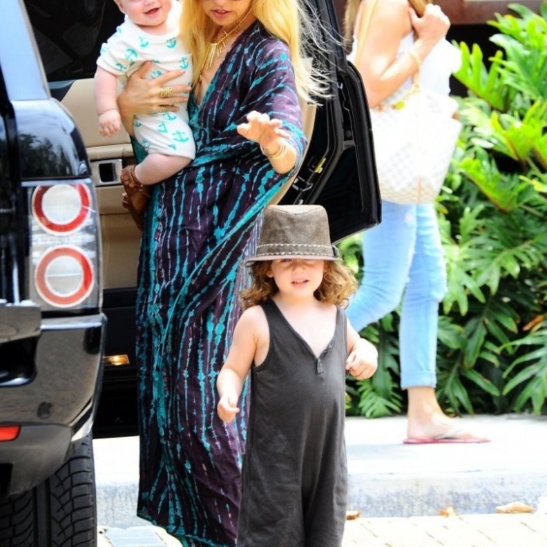 بالصور: راشيل زوي تتسوق مع أولادها