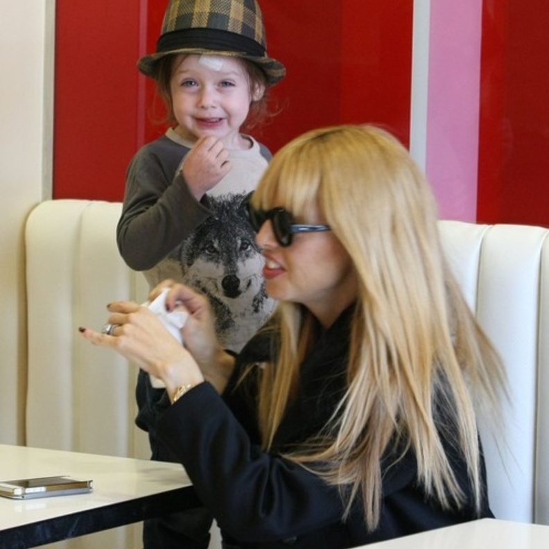 بالصور: راشيل زوي تتنزه مع عائلتها