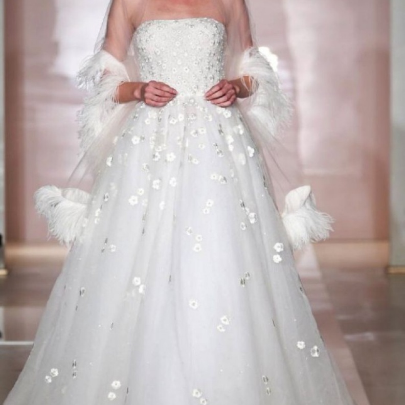 تصاميم ريم عكرا: بساطة صارخة ونعومة راقية 