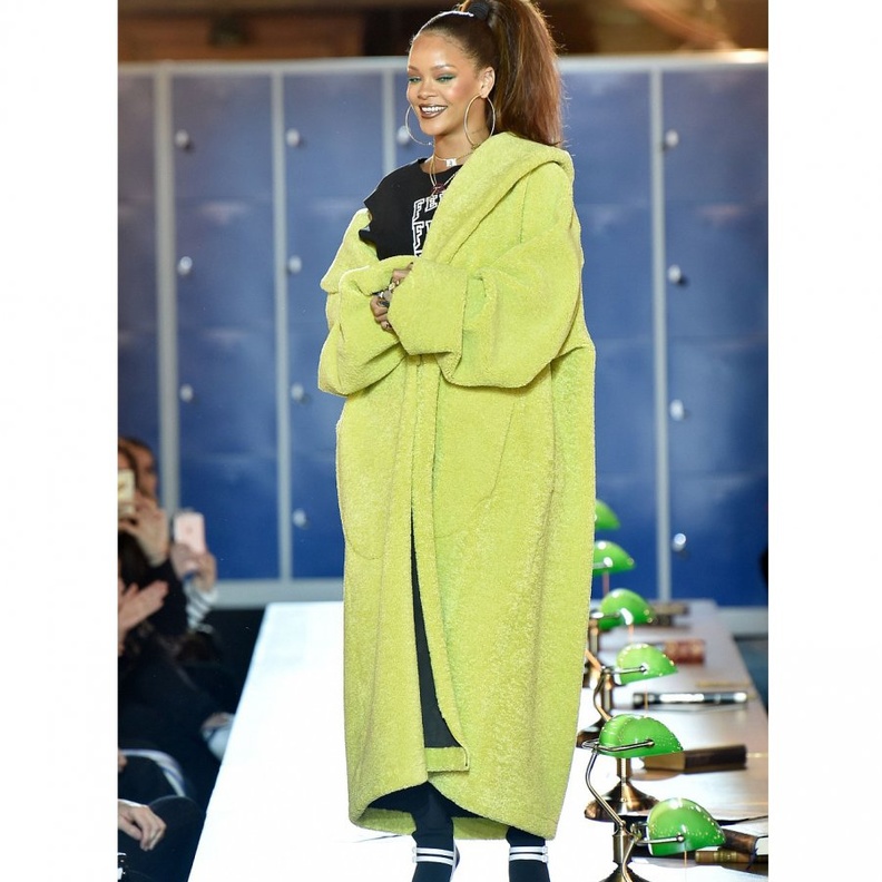 ريهاناRihanna تختار الإطلالة بمعطف أخضر ضخم