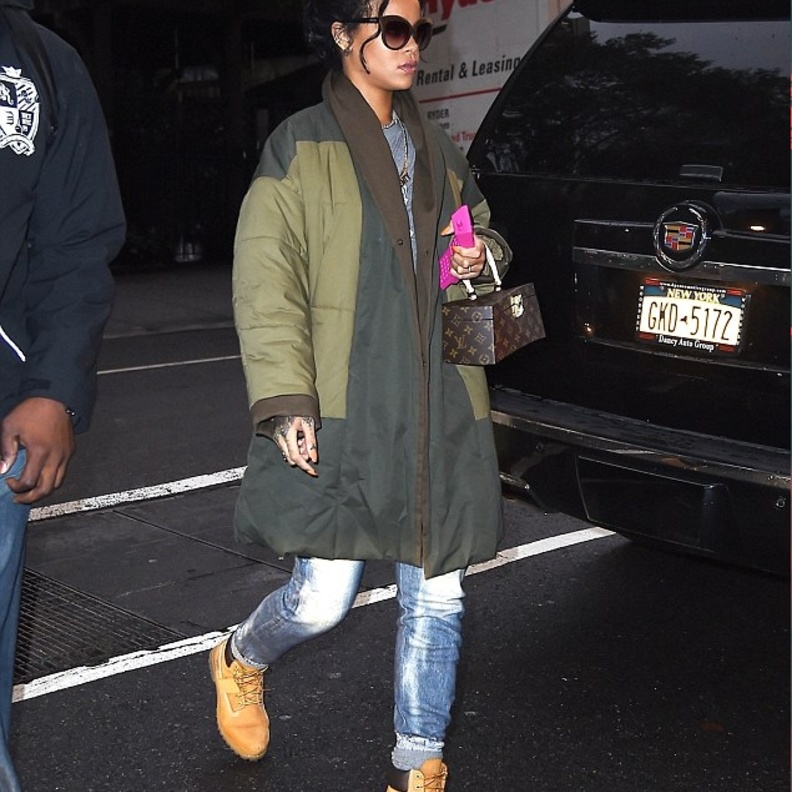 بالصور: ريهانا في إطلالة بسيطة بنيويورك