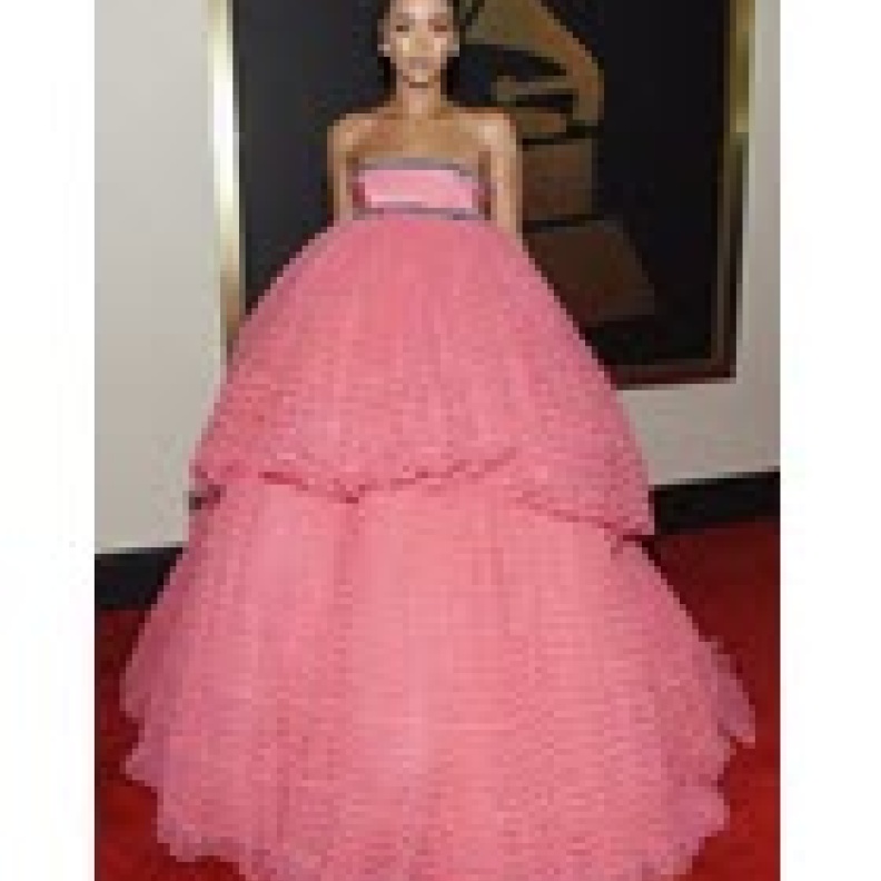 فستان ريهانا يثير زوبعة على إنستغرام