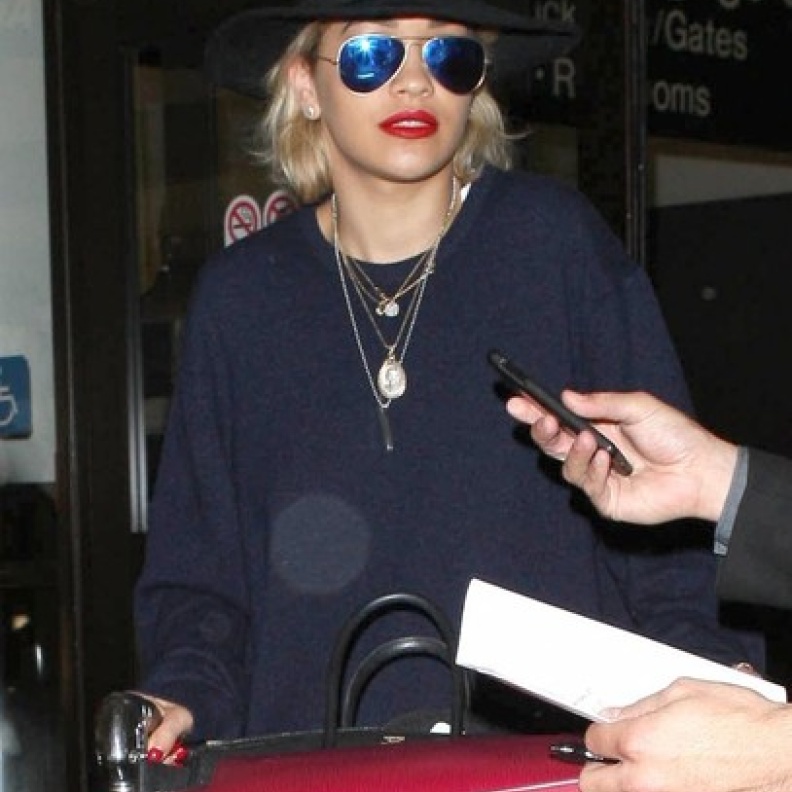 بالصور: ريتا أورا في مطار Lax