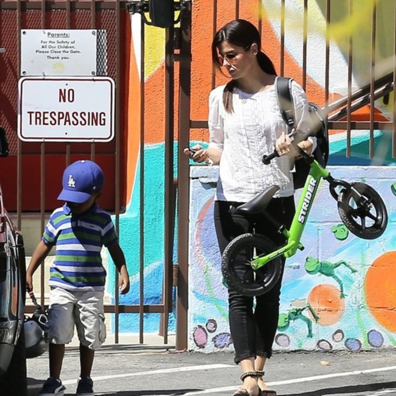 بالصور: ساندرا بولوك تصطحب ابنها إلى المدرسة