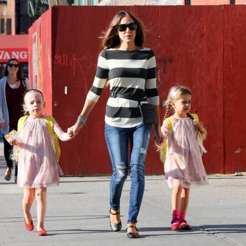 بالصور: سارة جيسيكا باركر تصطحب إبنتيها إلى المدرسة