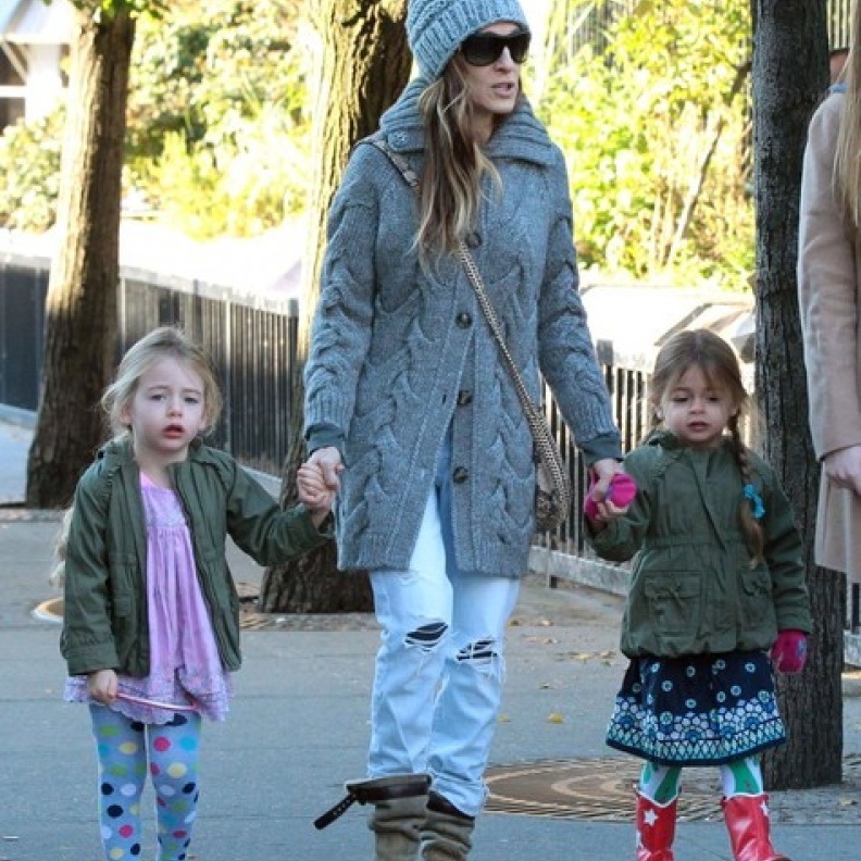 بالصور: سارة جيسيكا باركر تمشي مع إبنتيها للمدرسة