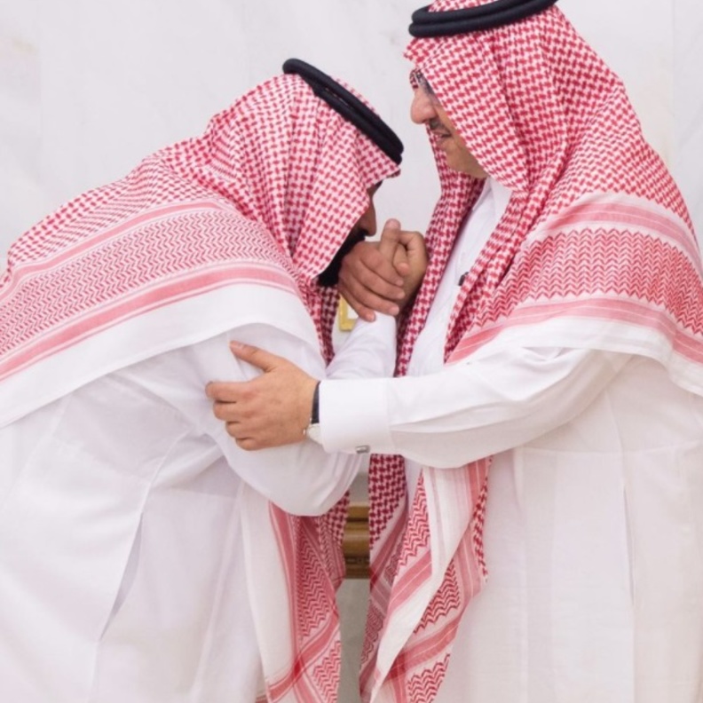فيديو: الأمير محمد بن نايف يبايع الأمير محمد بن سلمان ولياً للعهد 