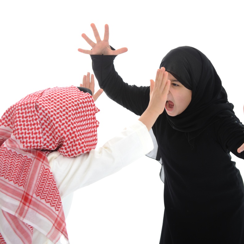 فتاة سعودية تعتقل متحرشا كويتيا