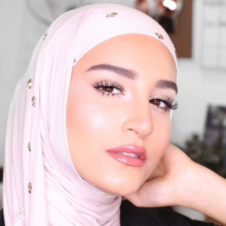 تعتمد دلال الدزب على تكثيف الرموش لإطلالة نهارية مميزة