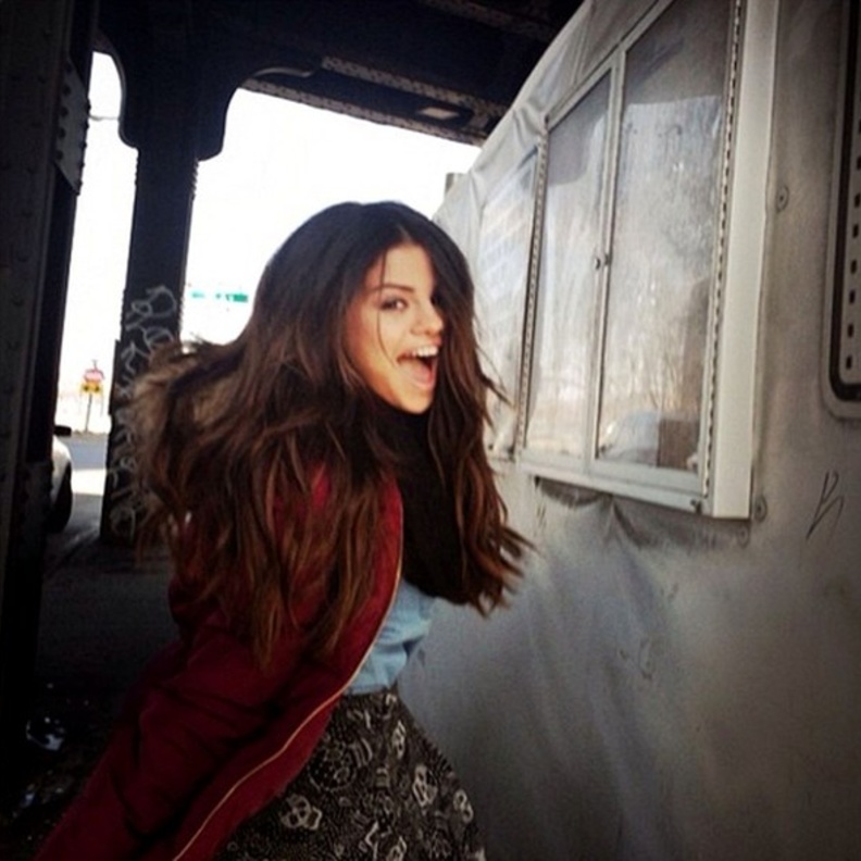  Selena Gomez ضحك ولعب ولكن مع من ؟