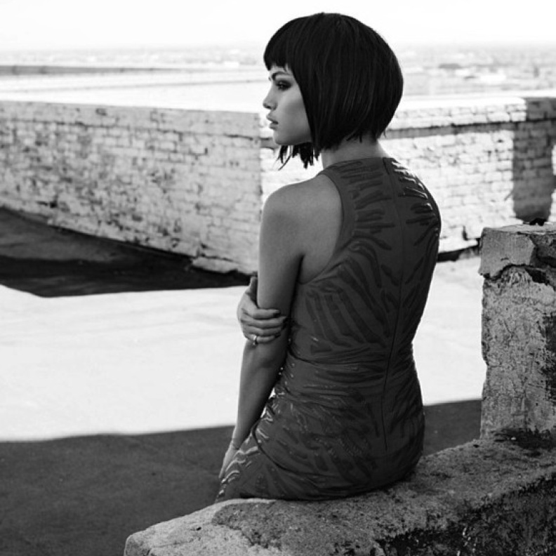Selena Gomez ponders life in a wig