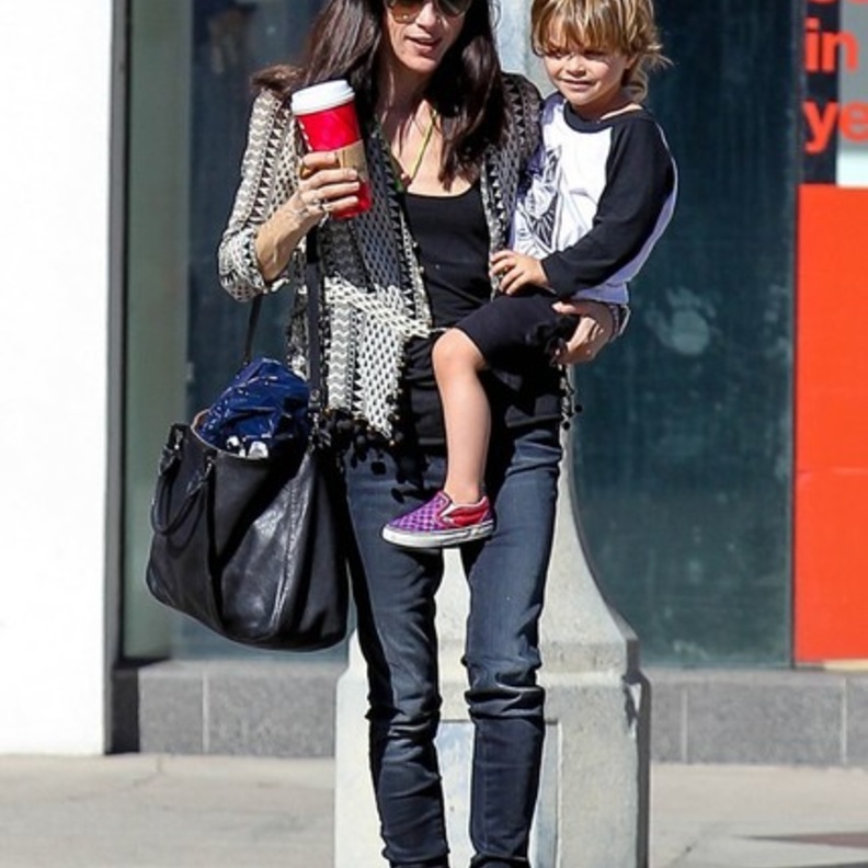 بالصور: سلمى بلير تصطحب إبنتها للتسوق