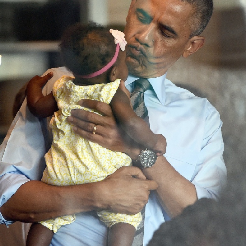 أوباما يقوم بتقبيل صغيرة بطريقة مضحكة