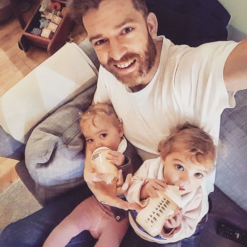 Simon اشتهر بسبب بناته 