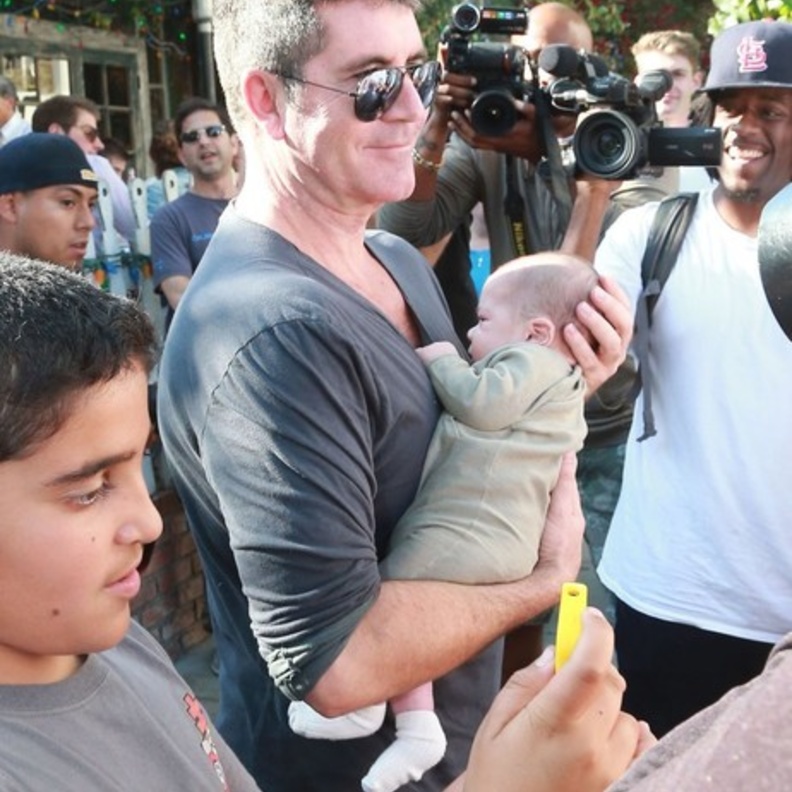 بالصور: سيمون كويل وعائلته يتنزهون في عيد الفصح