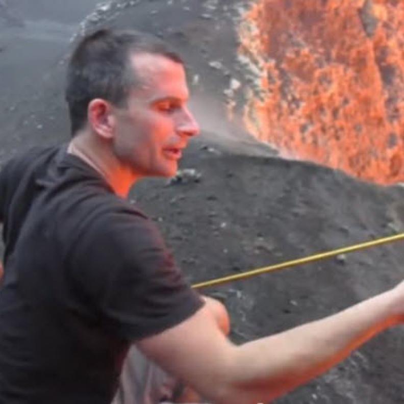 مغامر يطهو "المارشميلو" فوق فوهة بركان 