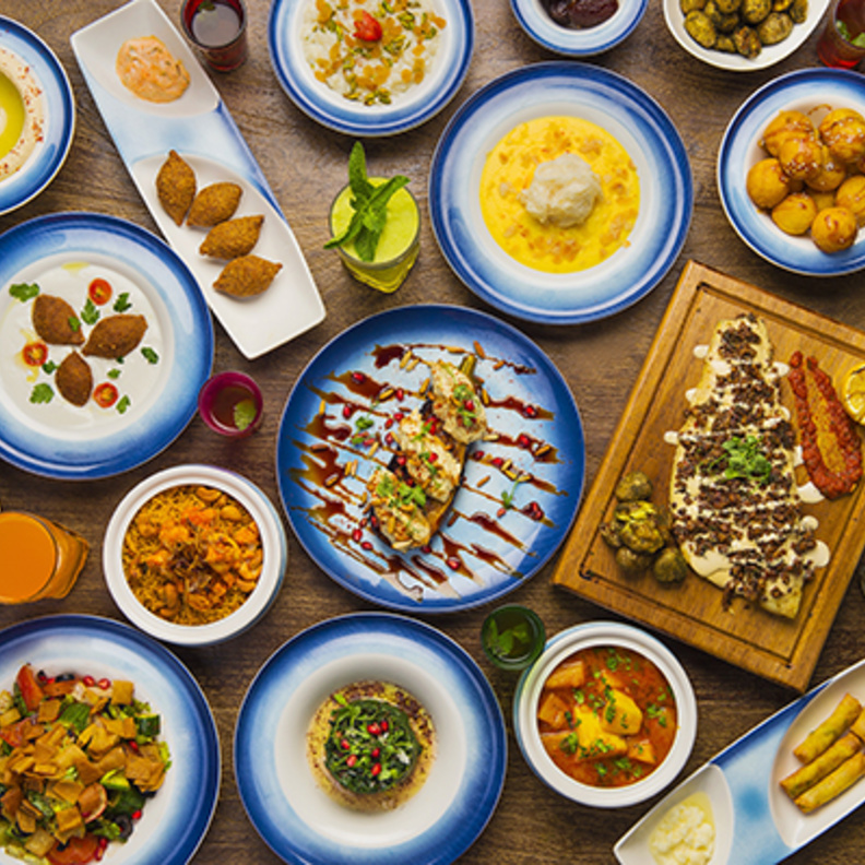 أطايب رمضانية غنية على مائدة مطعم سراج