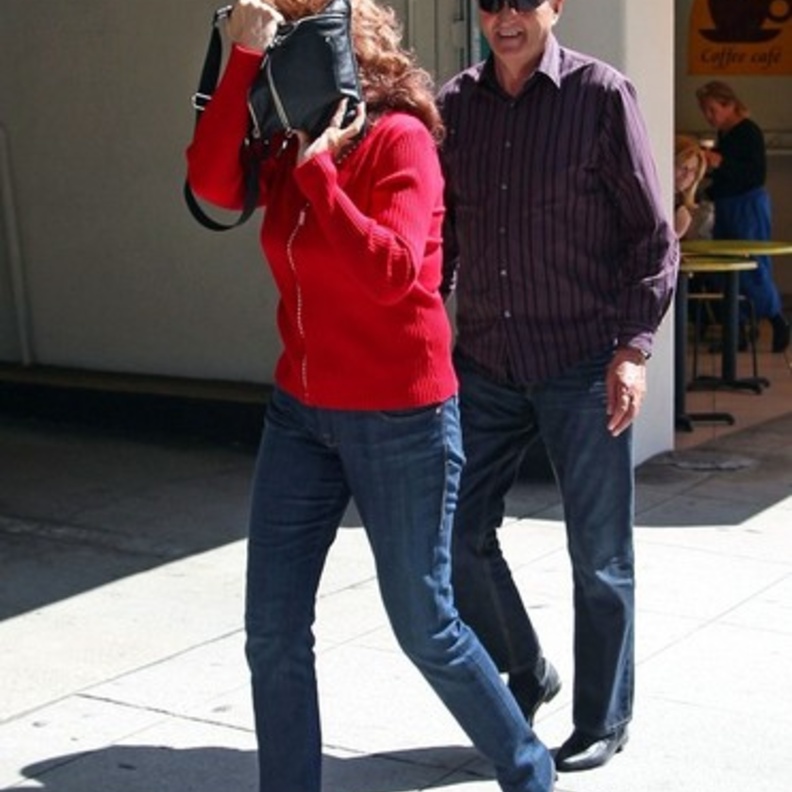 بالصور: صوفيا لورين تتنزه في لوس أنجلوس