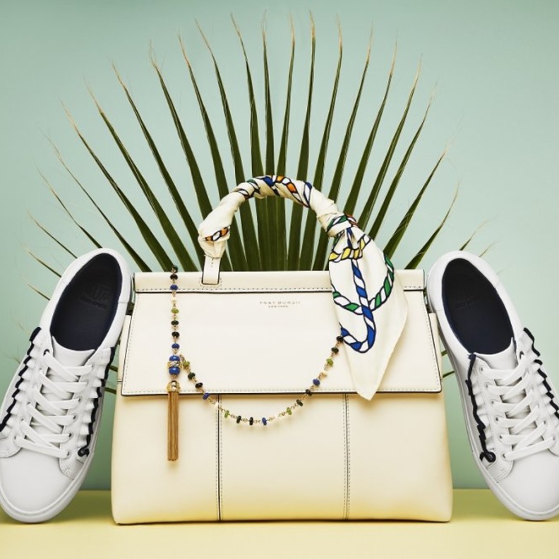 حقيبة مخططة بالأخضر والأسود م حذاء مول بني من  "توري بيرش" Tory Burch 