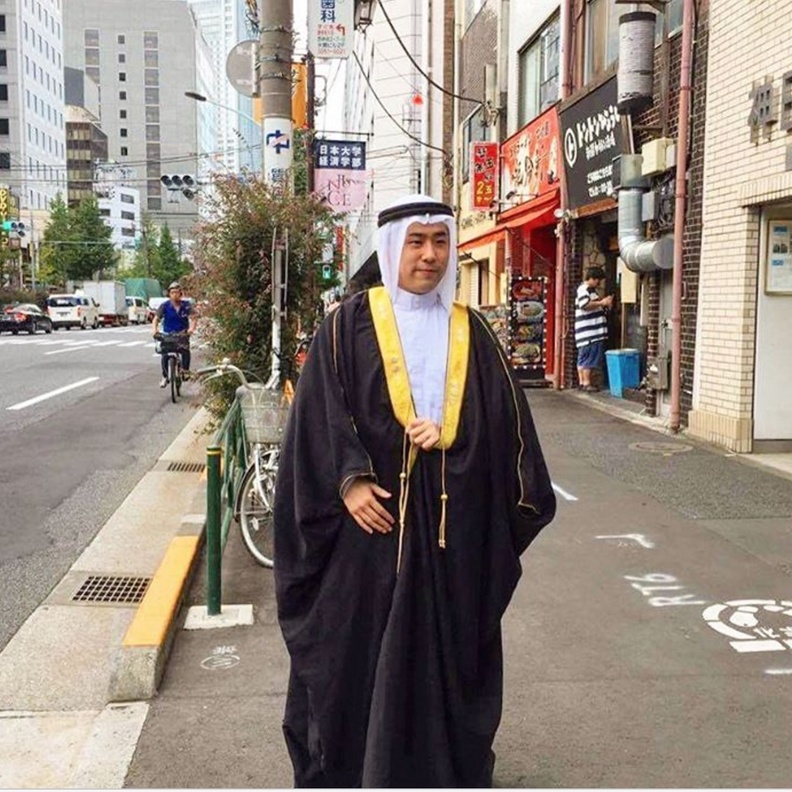 Takatoriya يرتدي البشت  كذلك 