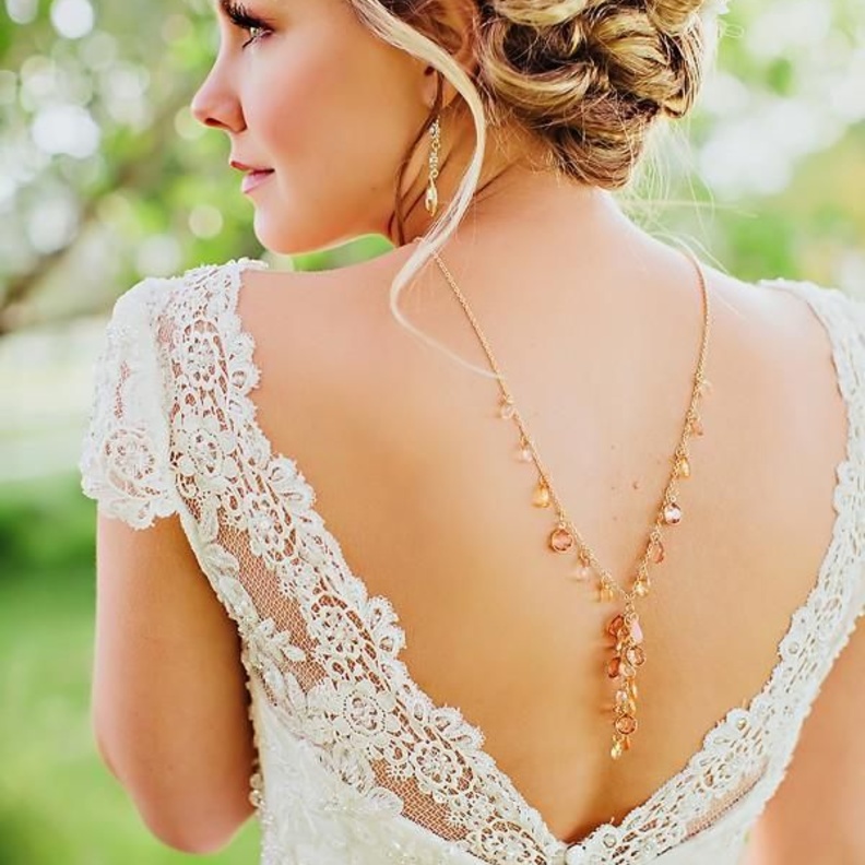 قلادة الظهر لإطلالة أكثر جاذبية