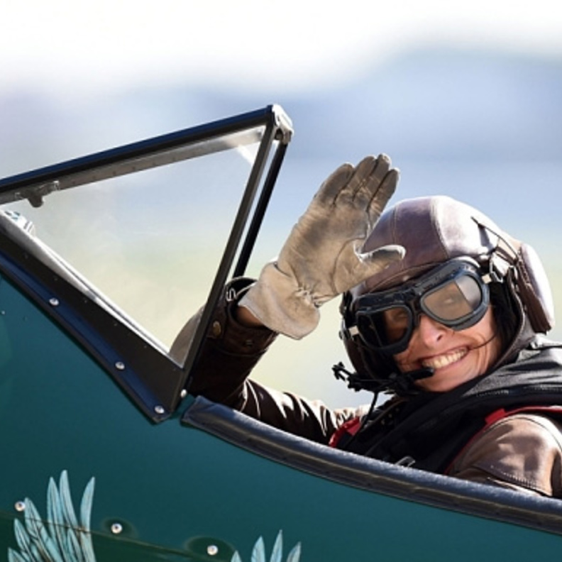 "كورتيس تايلور" تحلق بطائرة بوينغ ستيرمان 1942 