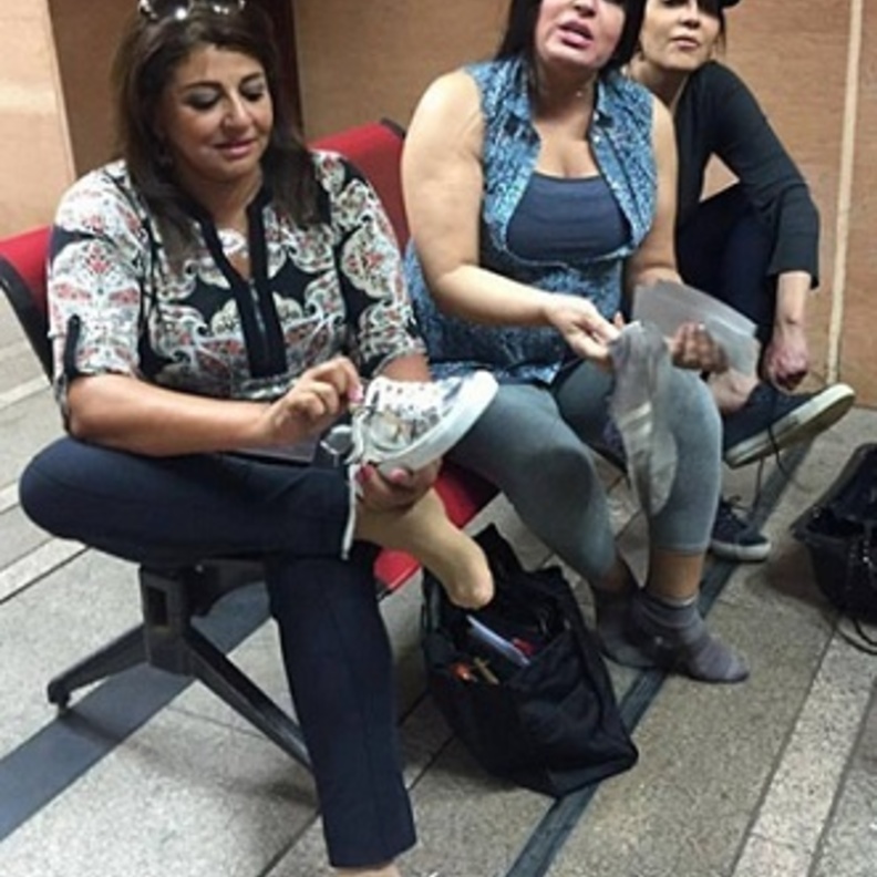 نجمات يخلعن الاحذية في المطار