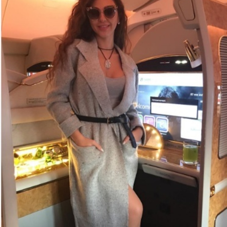 ميريام فارس داخل الطائرة