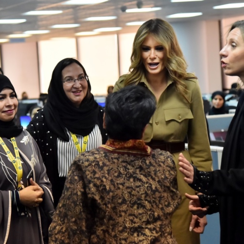 ميلانيا ترامب تلتقط الصور التذكارية برفقة الموظفات السعوديات