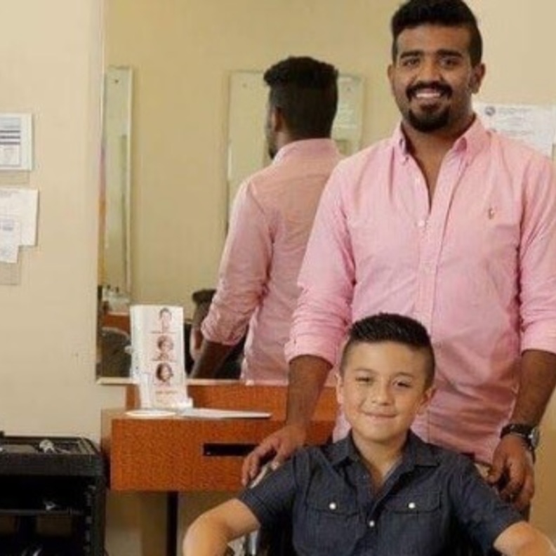 الشاب السعودي برفقة الطفل الأمريكي