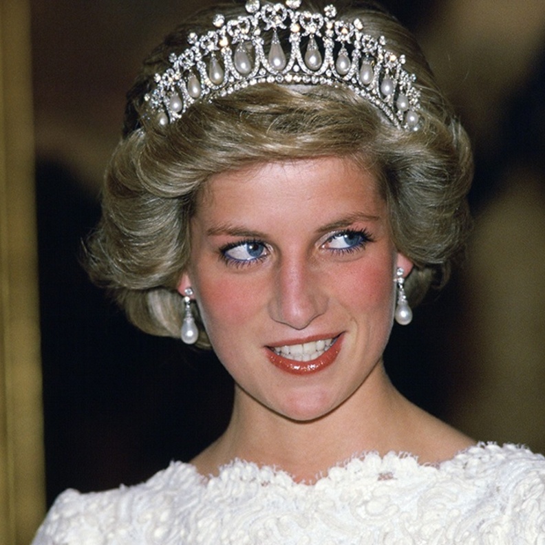 عشق الأميرة ديانا لعقود choker