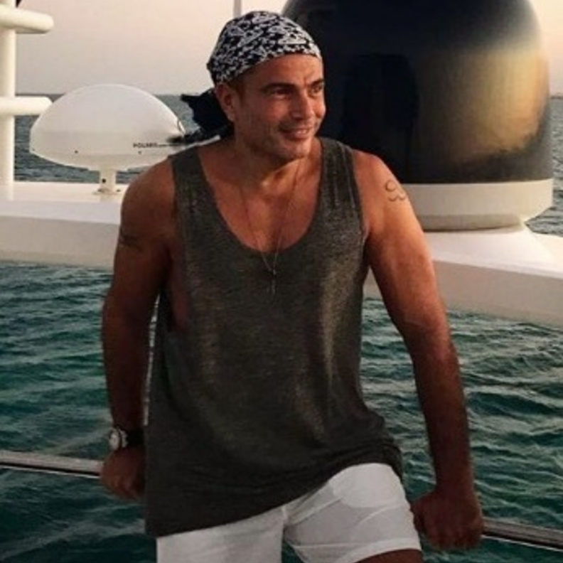 عمرو دياب خلال اجازته قبل ايام مع احمد هشمية