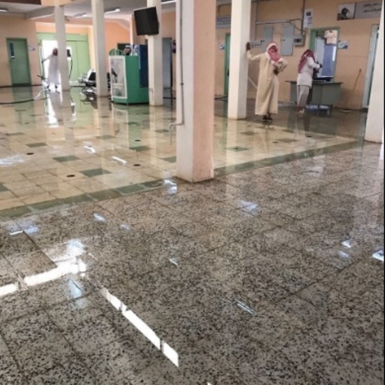 المعلمون أثناء قيامهم بالمبادرة التي كانت محل حديث مواقع التواصل الاجتماعي 