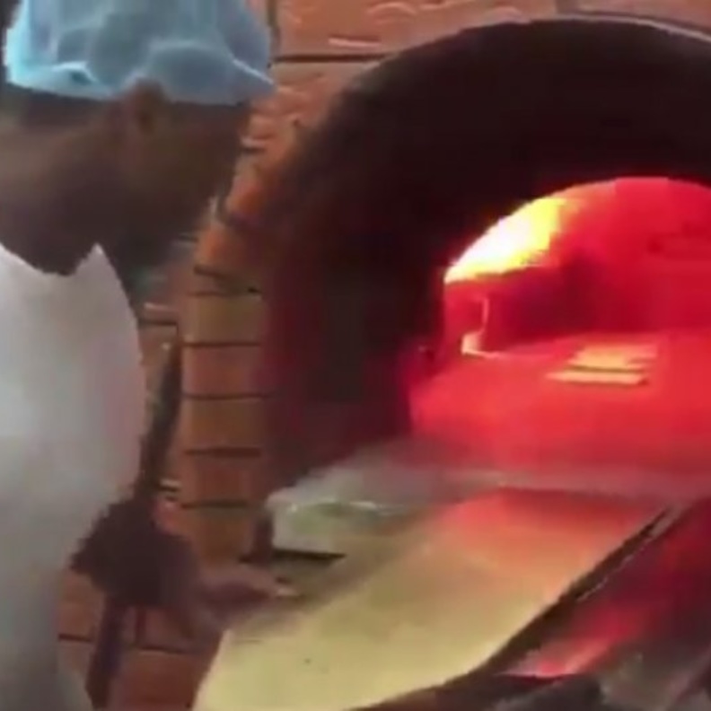 الشاب السعودي أثناء قيامه بعمله في المخبز